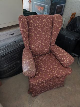 Sofá orejero marrón y dorado