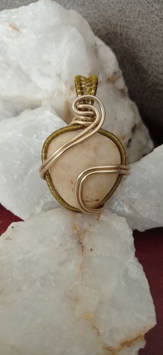 Colgante cuarzo natural engarce artesanal