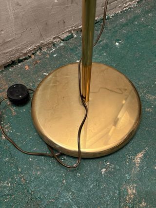 Lámpara de pie dorada y blanca