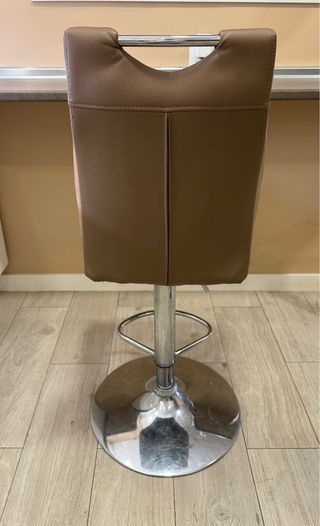 Taburetes bar/cocina marrones (2)