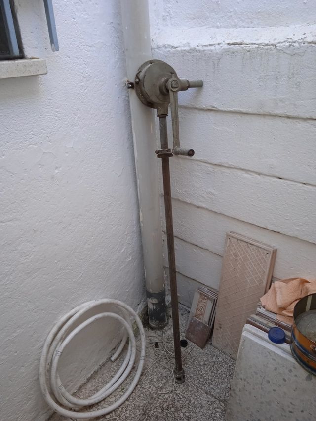 Bomba manual gasolina antigua