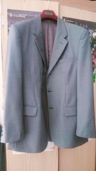 Traje gris/Chaqueta-pantalón.Regalo corbata amaril