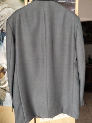 Traje gris/Chaqueta-pantalón.Regalo corbata amaril