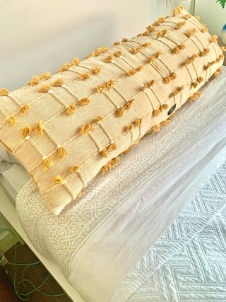 Cojín largo DKNY beige y mostaza suave