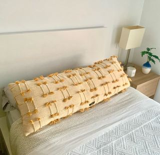 Cojín largo DKNY beige y mostaza suave