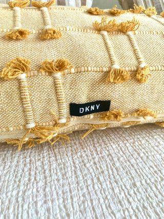 Cojín largo DKNY beige y mostaza suave