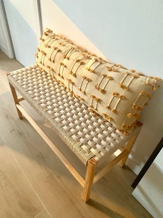 Cojín largo DKNY beige y mostaza suave