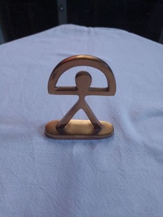 Escultura Indalo dorada metal