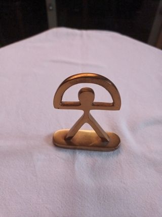 Escultura Indalo dorada metal