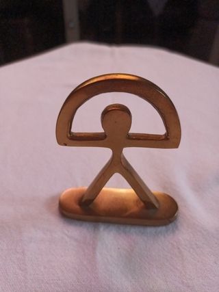 Escultura Indalo dorada metal