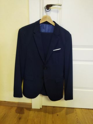 Traje azul juvenil. Corte moderno.