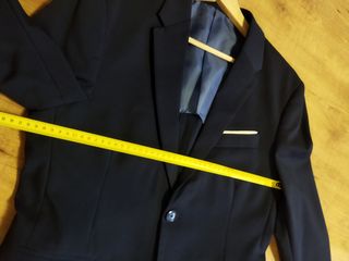 Traje azul juvenil. Corte moderno.