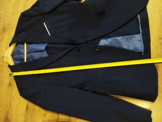Traje azul juvenil. Corte moderno.