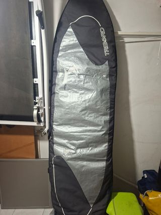 Tabla surf usada BTZ, con su funda