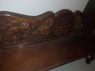 Banco antiguo de madera tallada