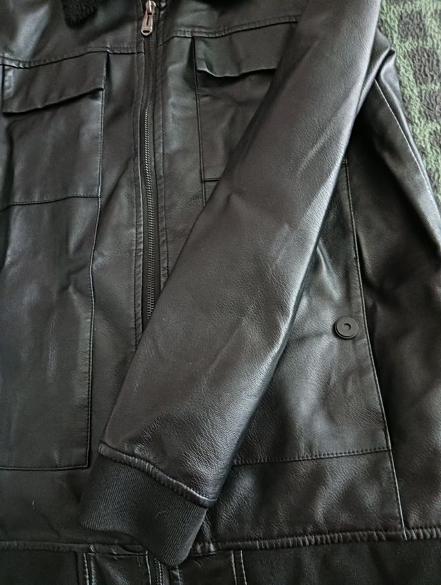 Cazadora negra de polipiel .