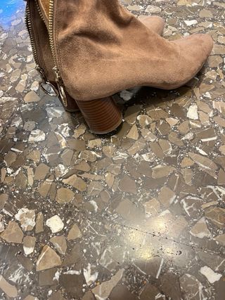 Botines Zara ante beige tacón bajo.
