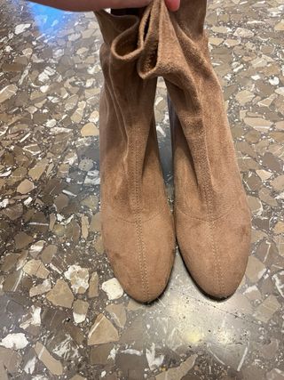 Botines Zara ante beige tacón bajo.

