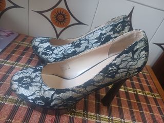 Scarpe con pizzo beige e nero