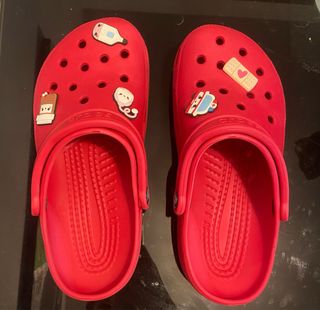 Crocs rojos 