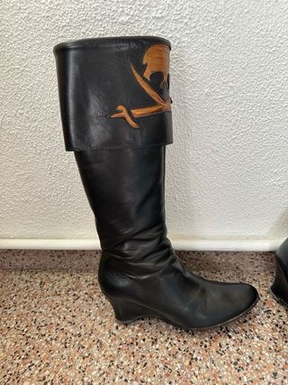 MYC Botas pirata piel negras con calavera dorada
