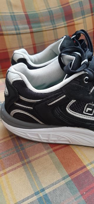 Zapatillas FILA negras y grises