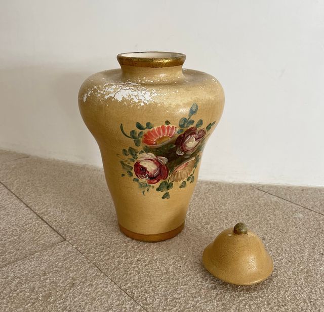 Jarrón o maceta ceramica pintada a mano con tapa