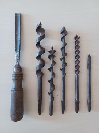 Herramientas antiguas carpintero: gubia y 5 brocas