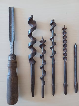Herramientas antiguas carpintero: gubia y 5 brocas
