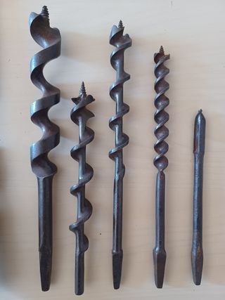 Herramientas antiguas carpintero: gubia y 5 brocas