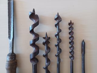 Herramientas antiguas carpintero: gubia y 5 brocas