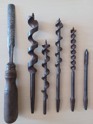 Herramientas antiguas carpintero: gubia y 5 brocas