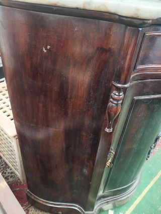 Cómoda antigua de madera y mármol