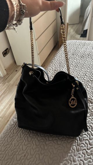 Bolso Michael Kors negro cadena dorada