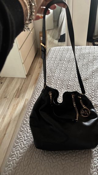 Bolso Michael Kors negro cadena dorada