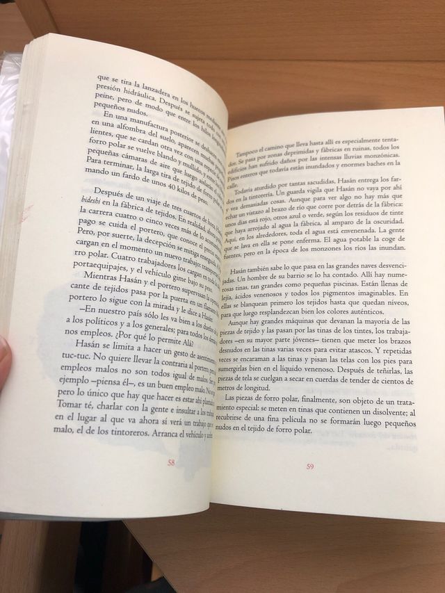 La vuelta al mundo de un forro polar rojo: Pequ...