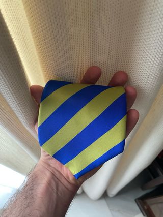 Corbata azul y amarilla a rayas