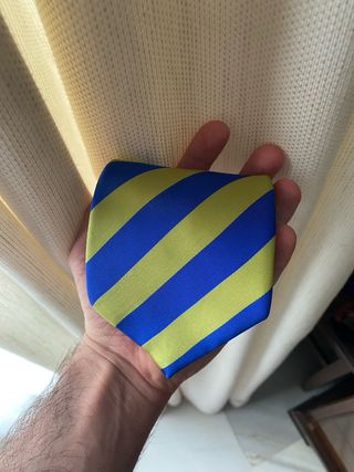 Corbata azul y amarilla a rayas