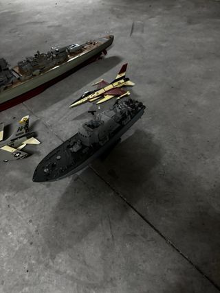 Maquetas militares: barco y aviones