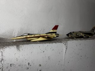 Maquetas militares: barco y aviones