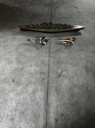Maquetas militares: barco y aviones