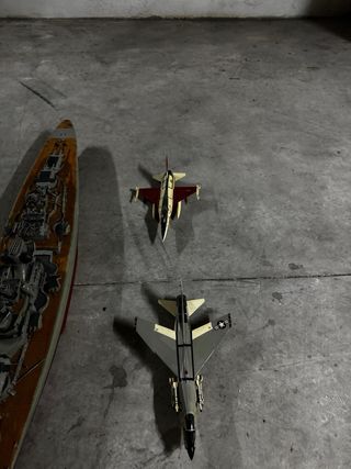 Maquetas militares: barco y aviones