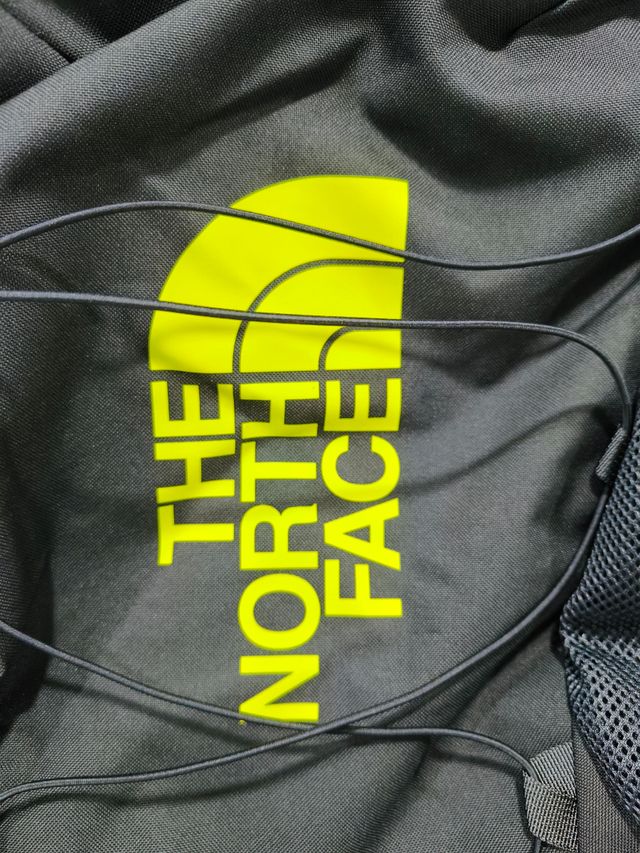 The North Face Jester negra y amarilla