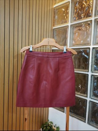 Mini falda roja polipiel Stradivarius 