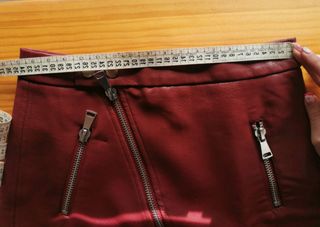 Mini falda roja polipiel Stradivarius 