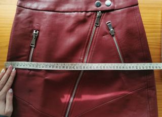 Mini falda roja polipiel Stradivarius 