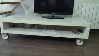 Mueble de TV con ruedas