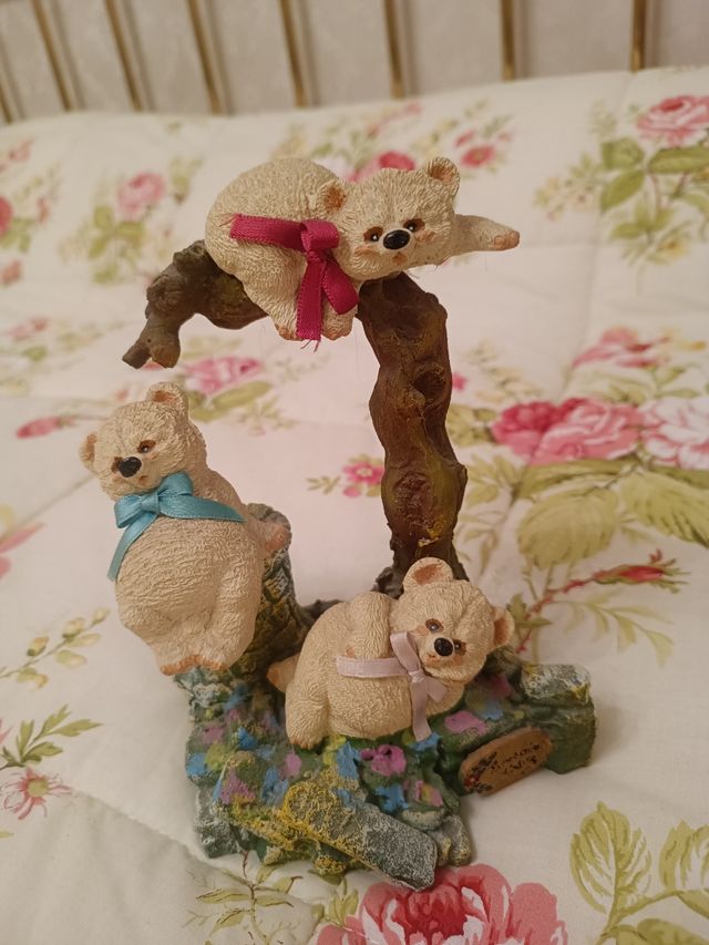 Statuetta di orsetti con fiocchi colorati