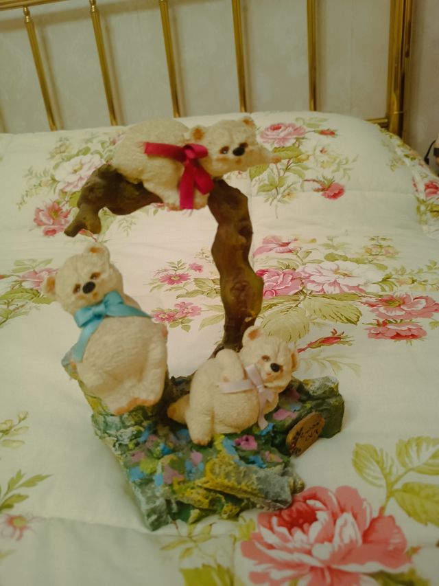 Statuetta di orsetti con fiocchi colorati