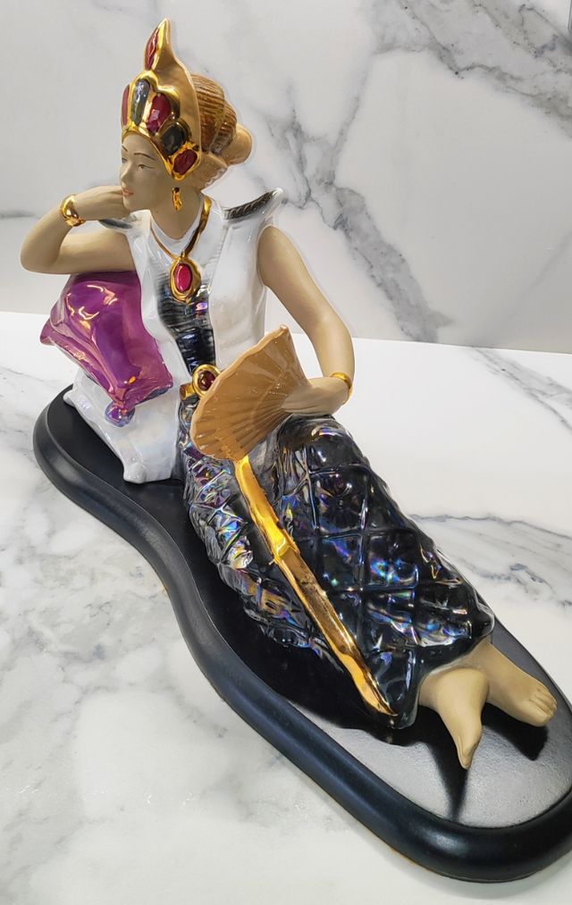 Figura exótica mujer yacente